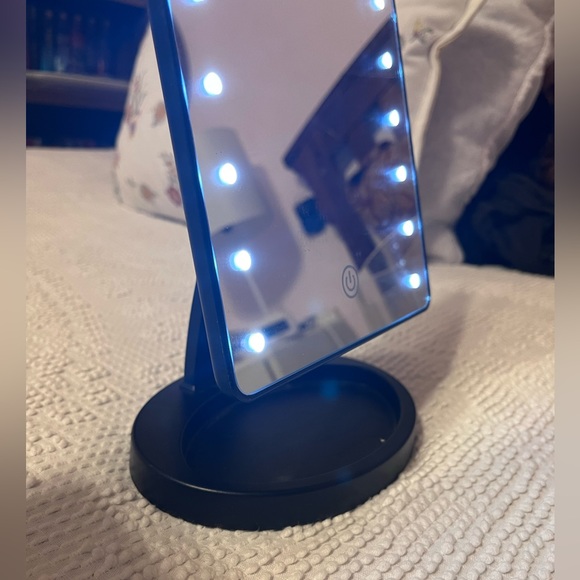 Light Up Make Up Mirror - Picture 4 of 5